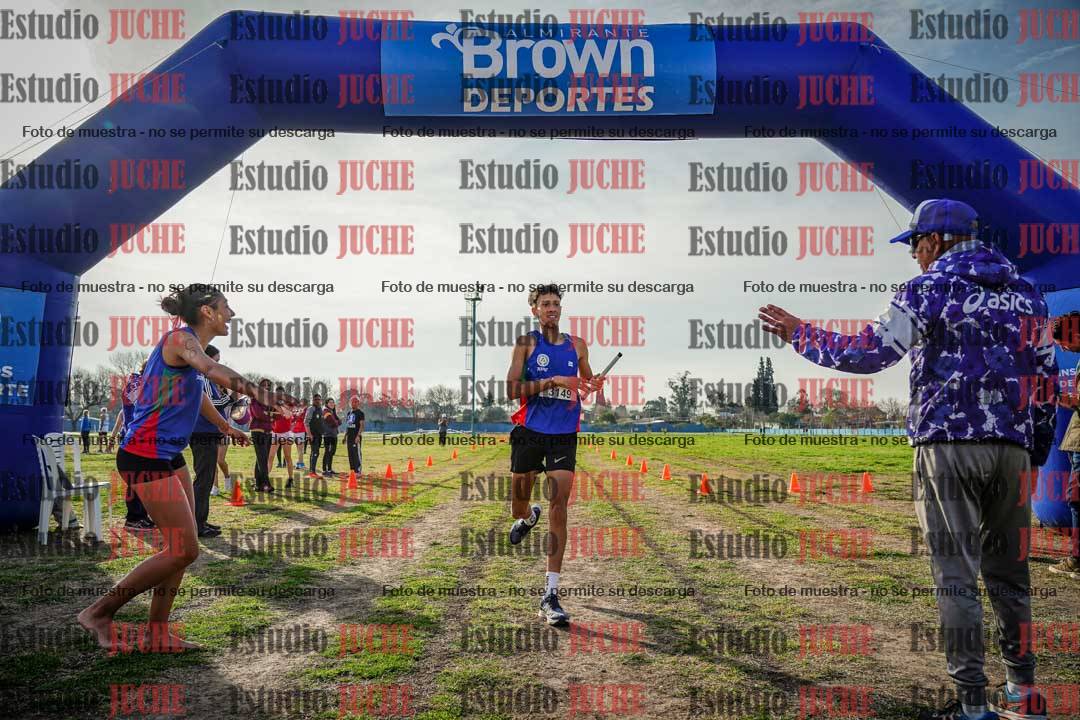 Fotos de la llegada de las postas 4 x 1000 m mixtas