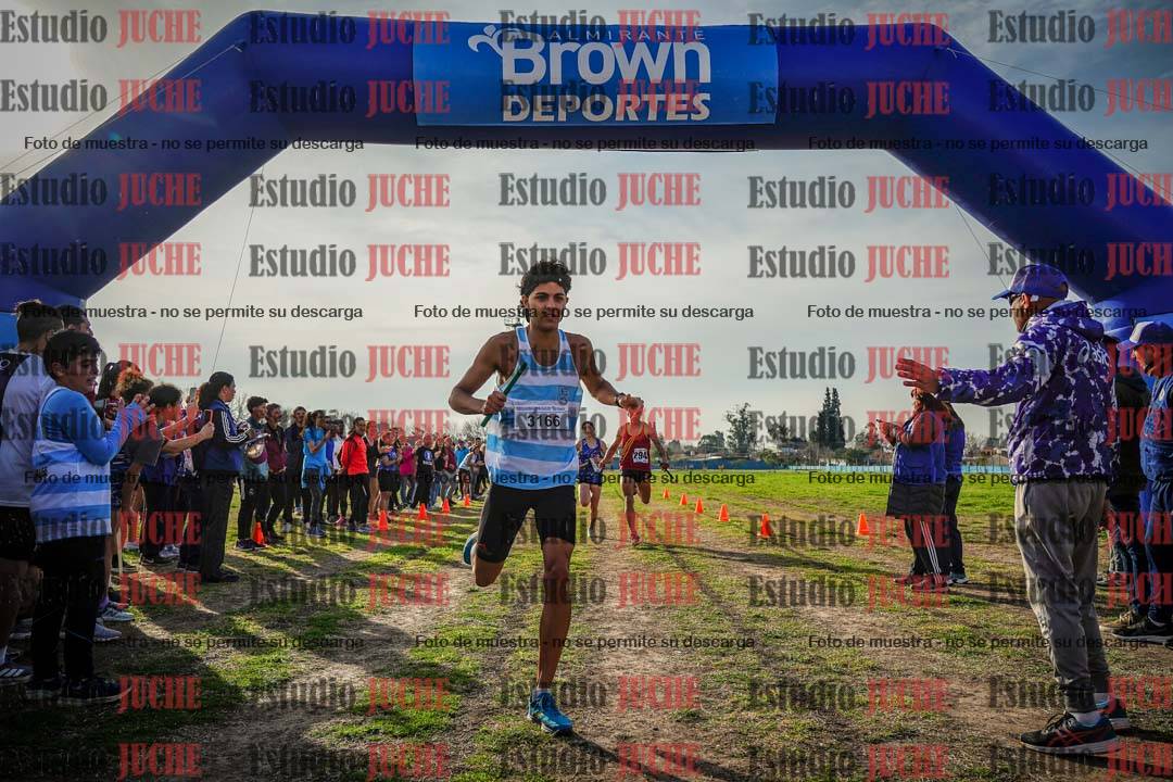 Fotos de la llegada de las postas 4 x 1000 m mixtas