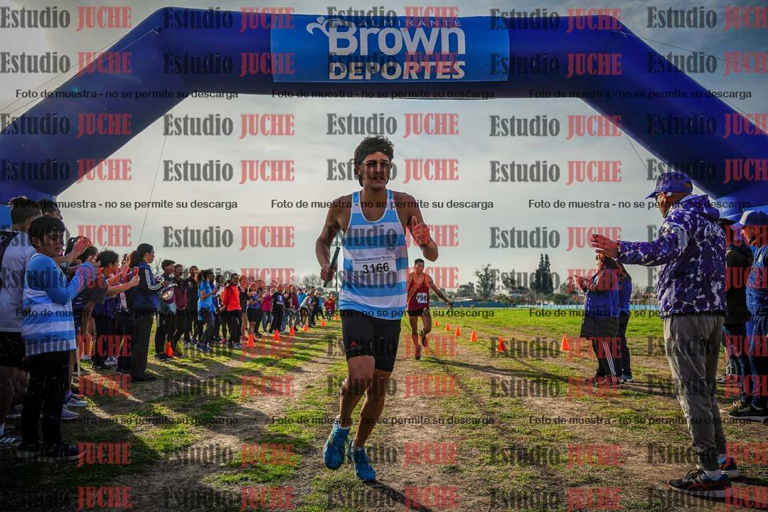 Fotos de la llegada de las postas 4 x 1000 m mixtas