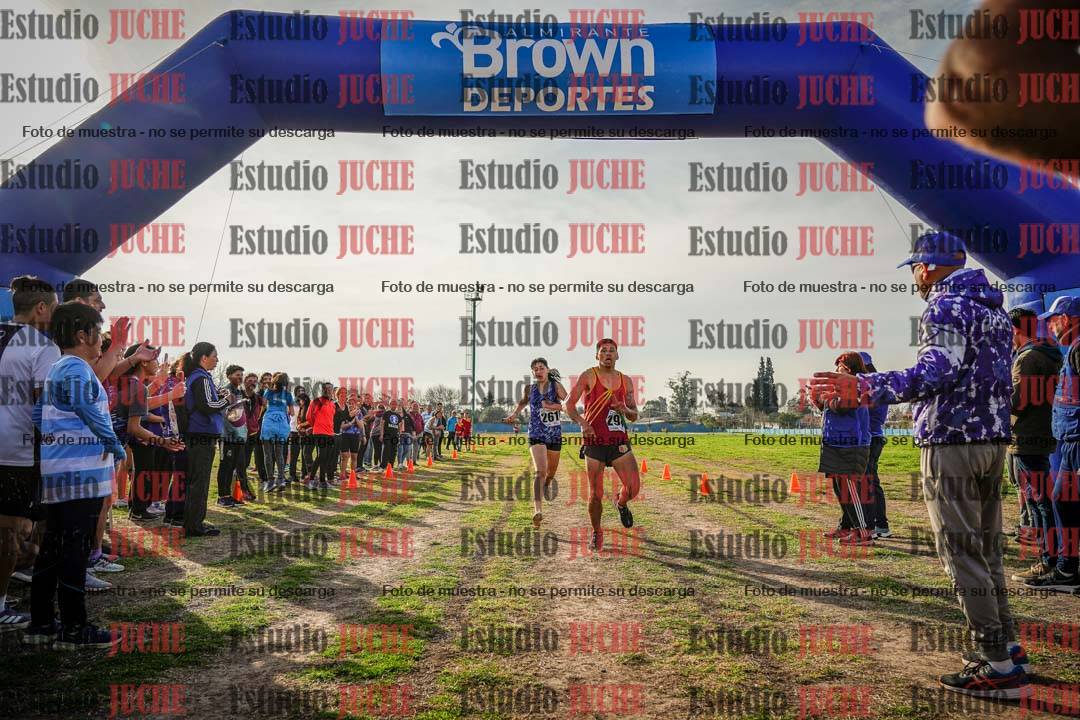 Fotos de la llegada de las postas 4 x 1000 m mixtas