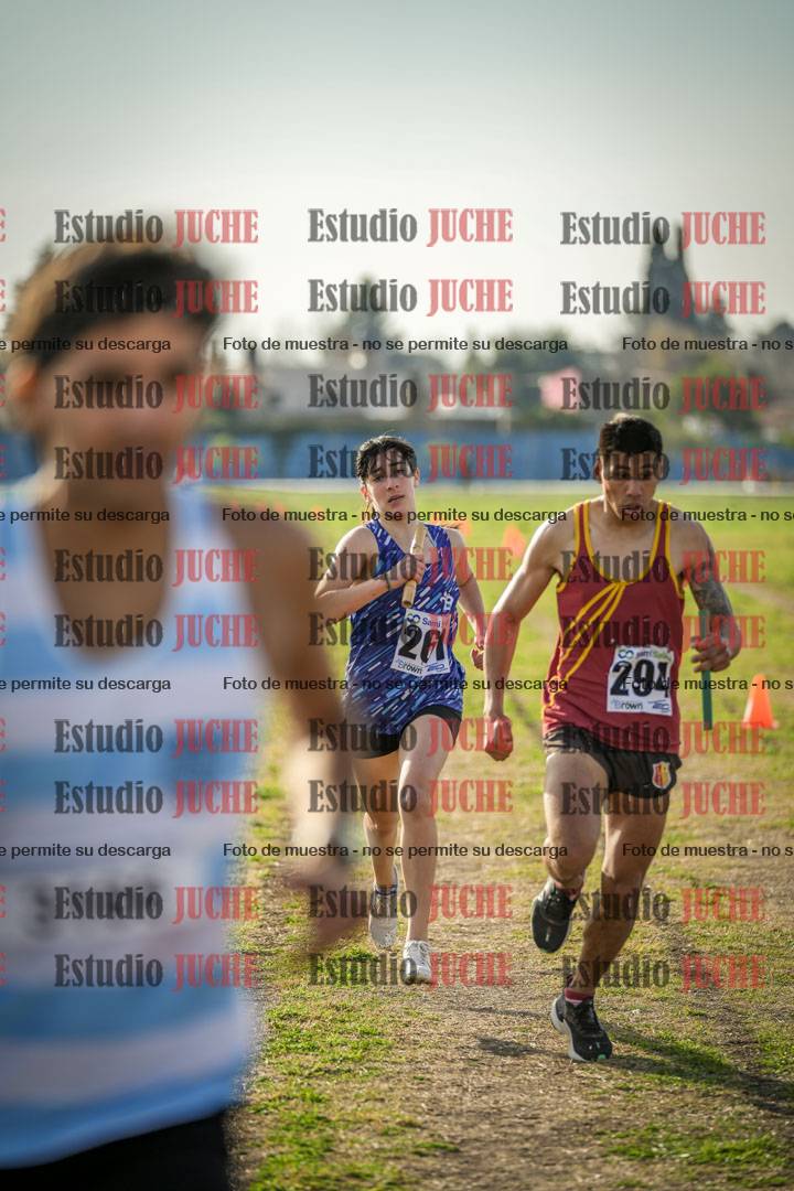 Fotos de la llegada de las postas 4 x 1000 m mixtas
