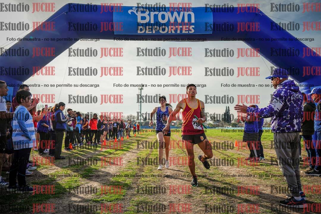 Fotos de la llegada de las postas 4 x 1000 m mixtas