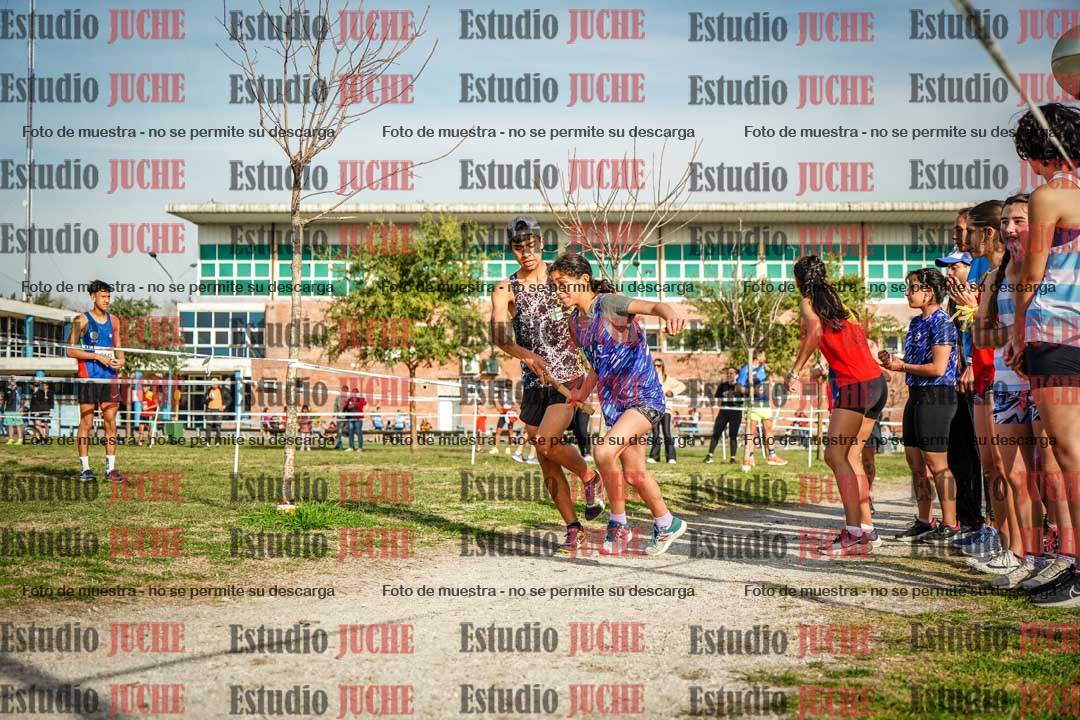 Fotos en el primer relevo (1000 m de carrera)