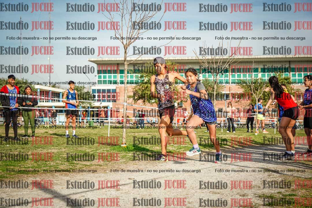 Fotos en el primer relevo (1000 m de carrera)