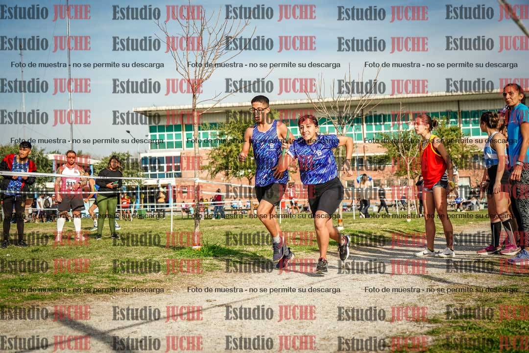 Fotos en el primer relevo (1000 m de carrera)