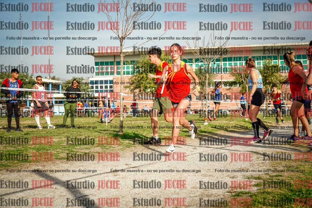 Fotos en el primer relevo (1000 m de carrera)