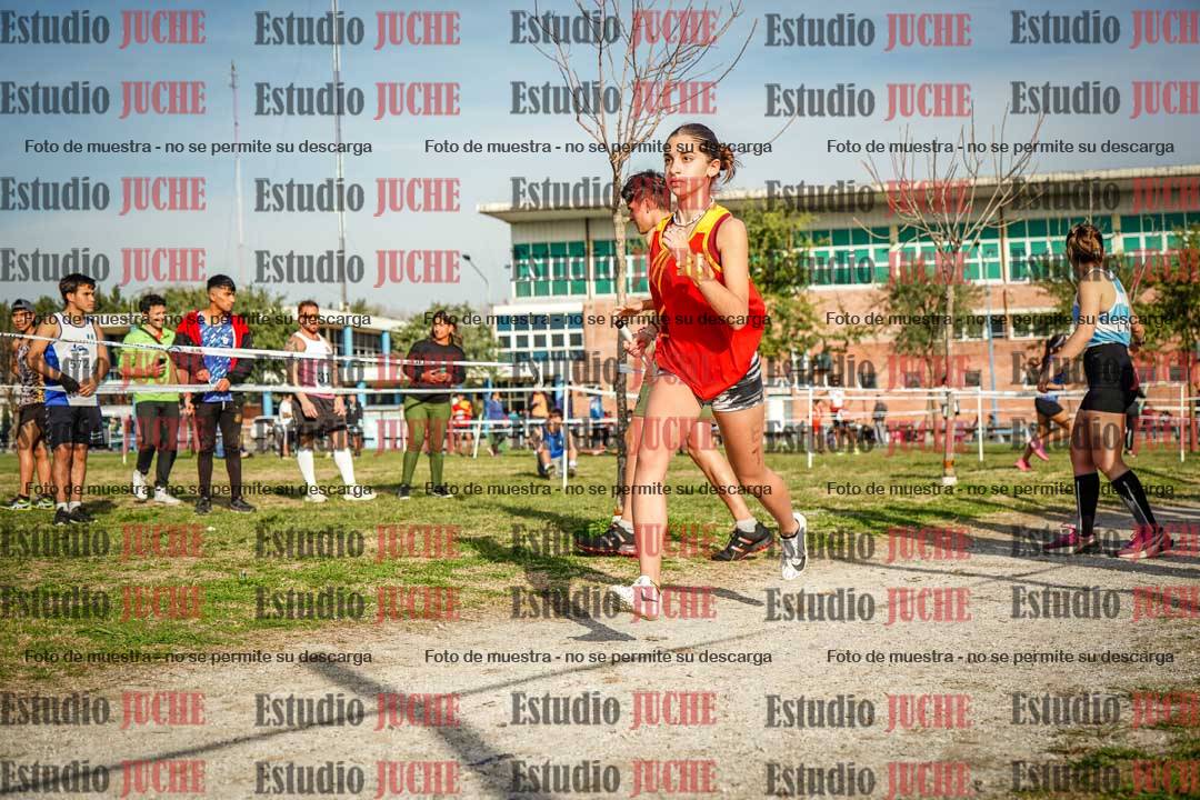 Fotos en el primer relevo (1000 m de carrera)