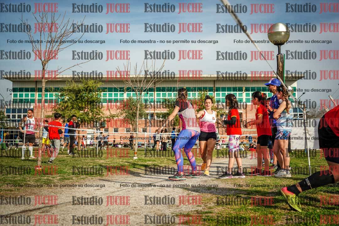 Fotos en el primer relevo (1000 m de carrera)