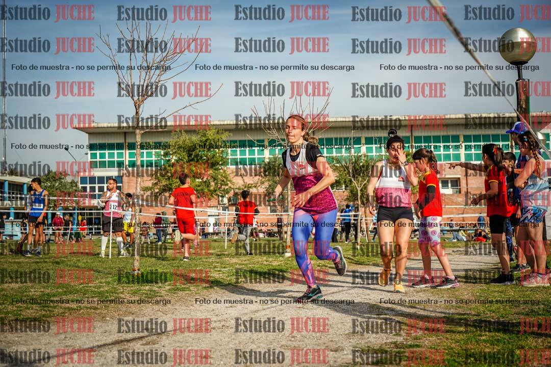 Fotos en el primer relevo (1000 m de carrera)