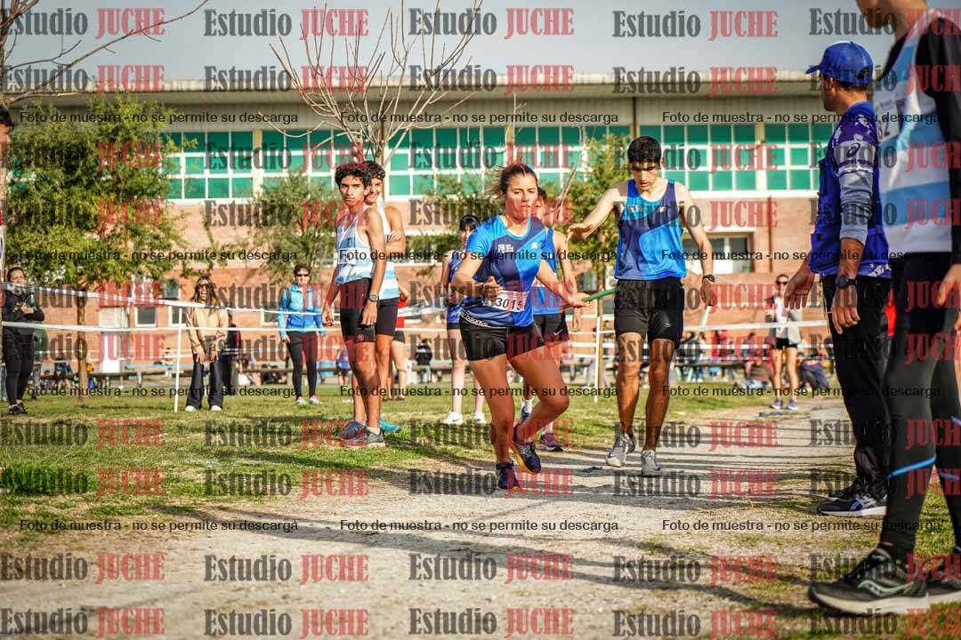 Fotos en el tercer relevo (3000 m de carrera)