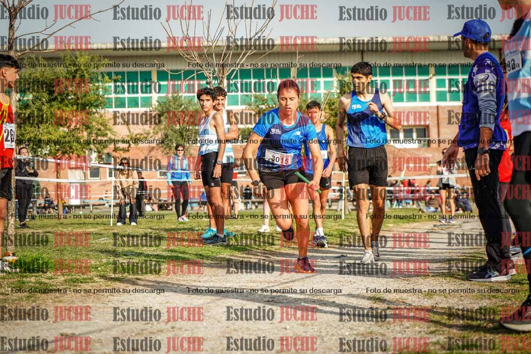 Fotos en el tercer relevo (3000 m de carrera)