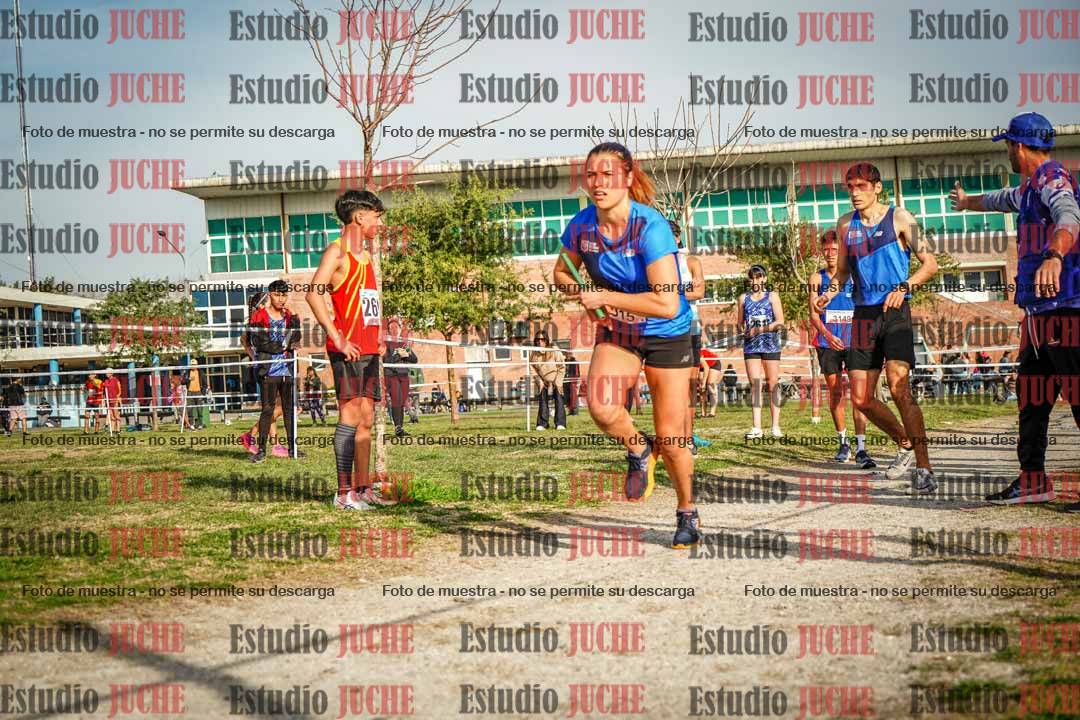 Fotos en el tercer relevo (3000 m de carrera)