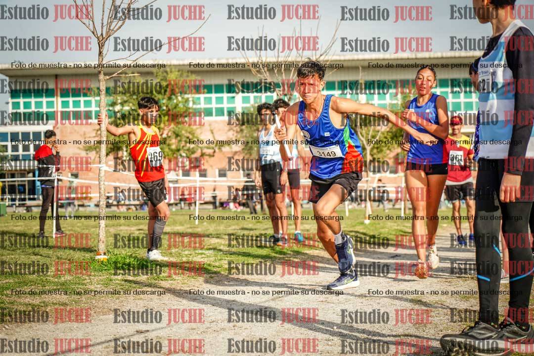 Fotos en el tercer relevo (3000 m de carrera)