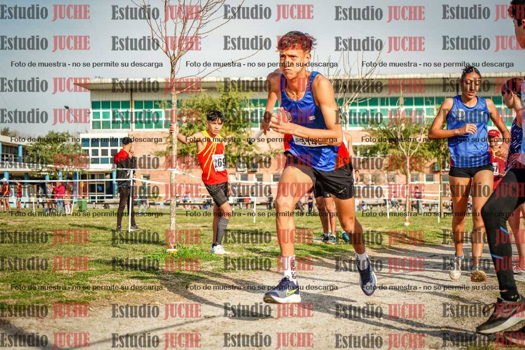 Fotos en el tercer relevo (3000 m de carrera)