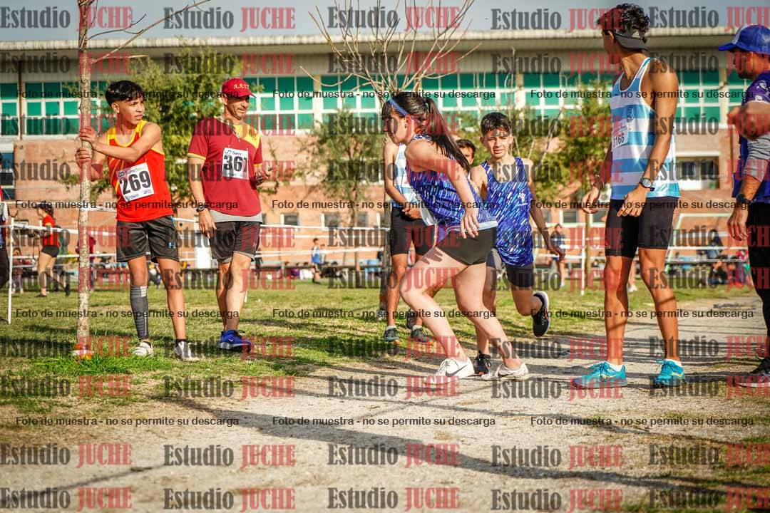 Fotos en el tercer relevo (3000 m de carrera)