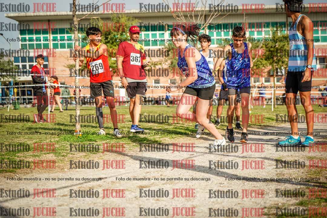 Fotos en el tercer relevo (3000 m de carrera)