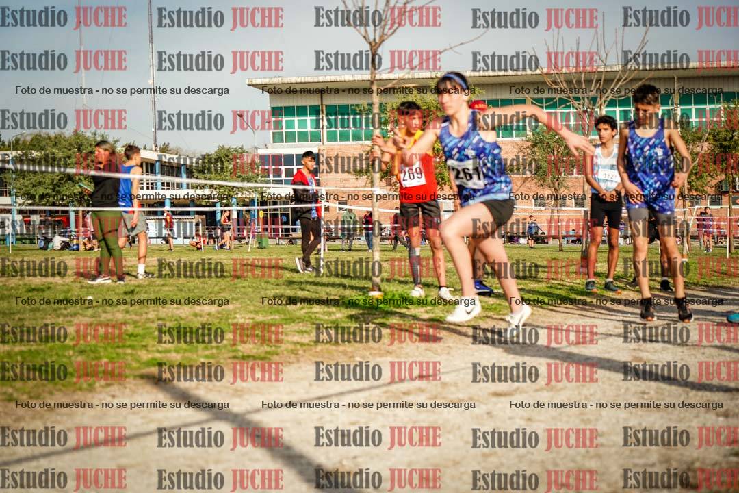 Fotos en el tercer relevo (3000 m de carrera)