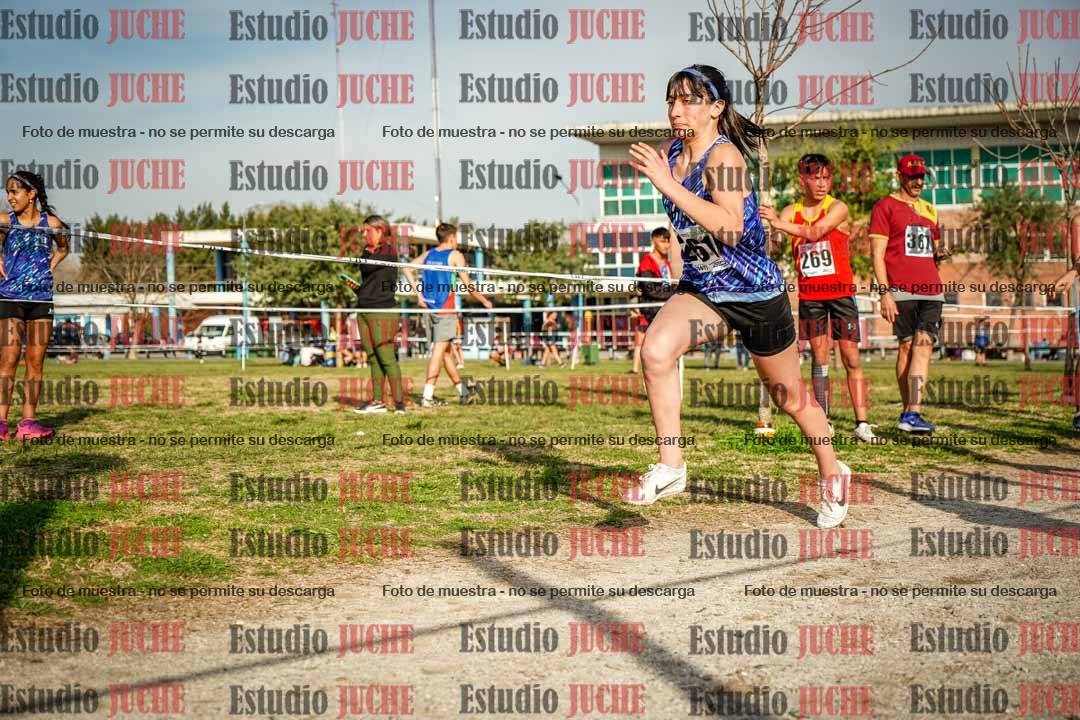 Fotos en el tercer relevo (3000 m de carrera)
