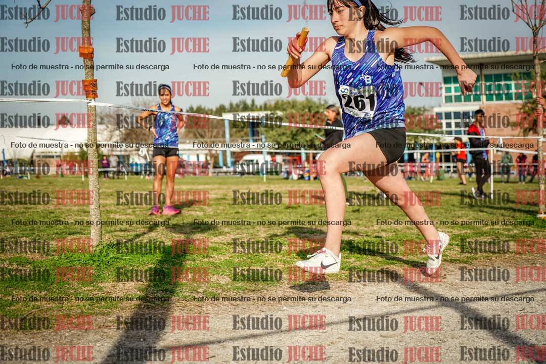 Fotos en el tercer relevo (3000 m de carrera)