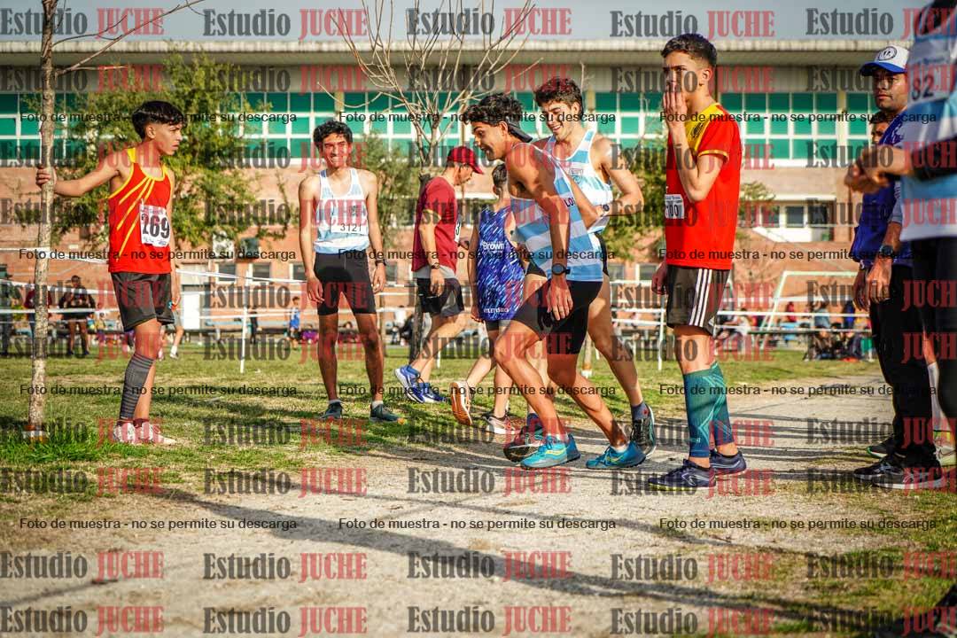 Fotos en el tercer relevo (3000 m de carrera)