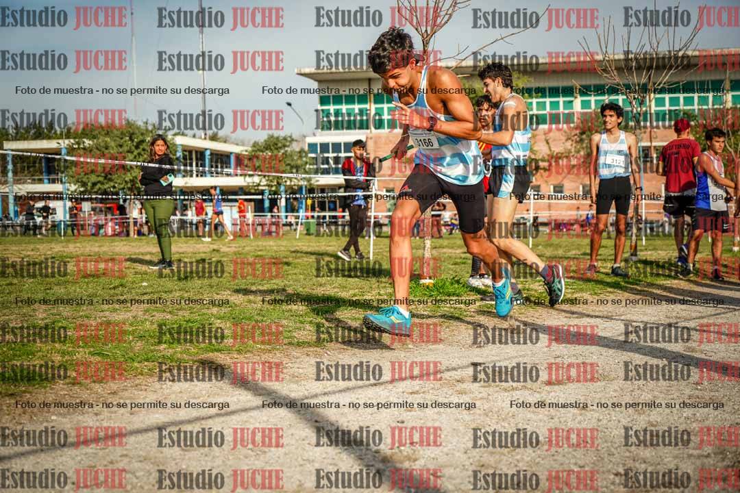Fotos en el tercer relevo (3000 m de carrera)