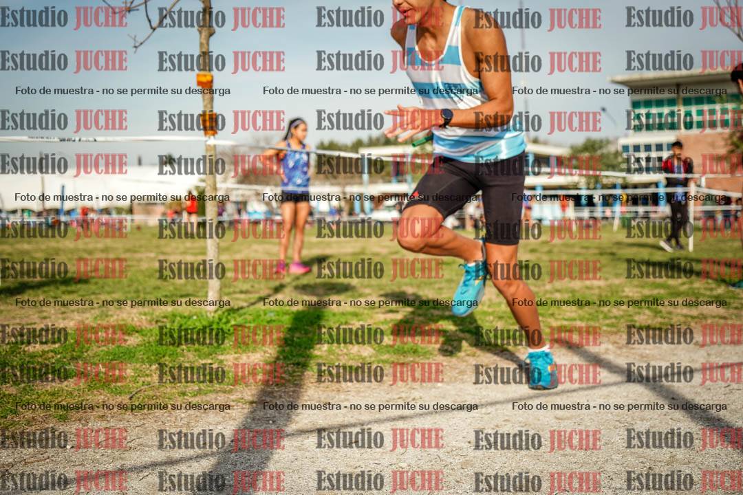 Fotos en el tercer relevo (3000 m de carrera)