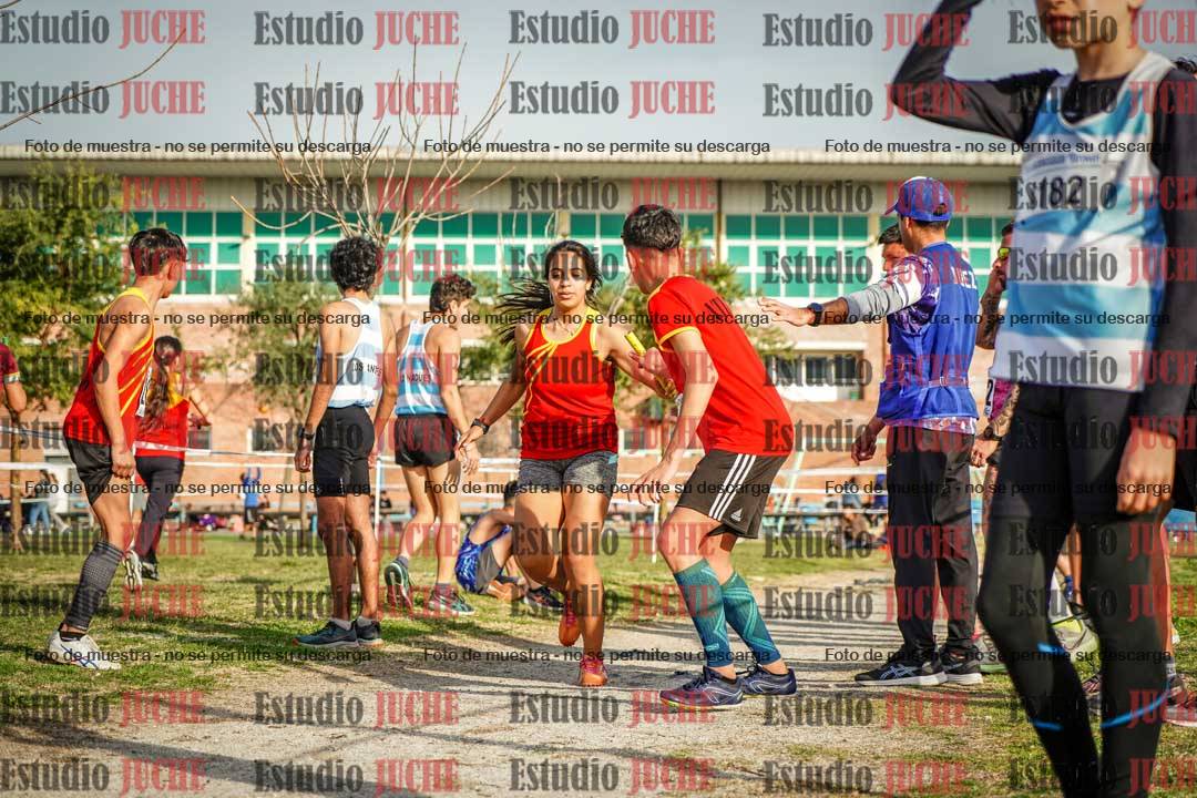 Fotos en el tercer relevo (3000 m de carrera)