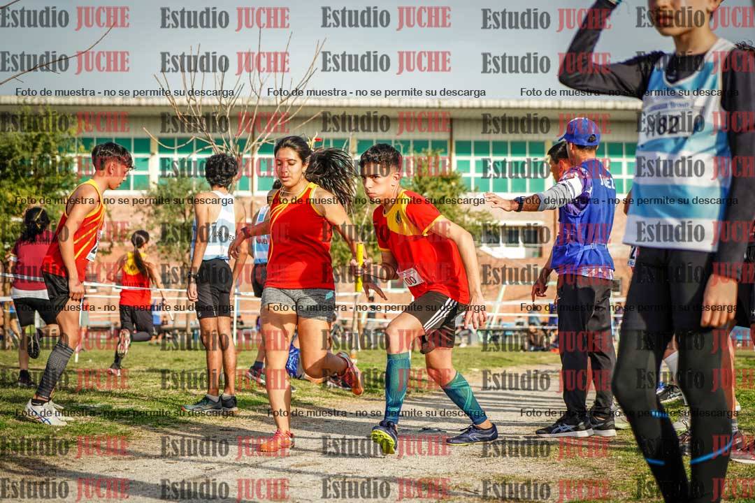 Fotos en el tercer relevo (3000 m de carrera)
