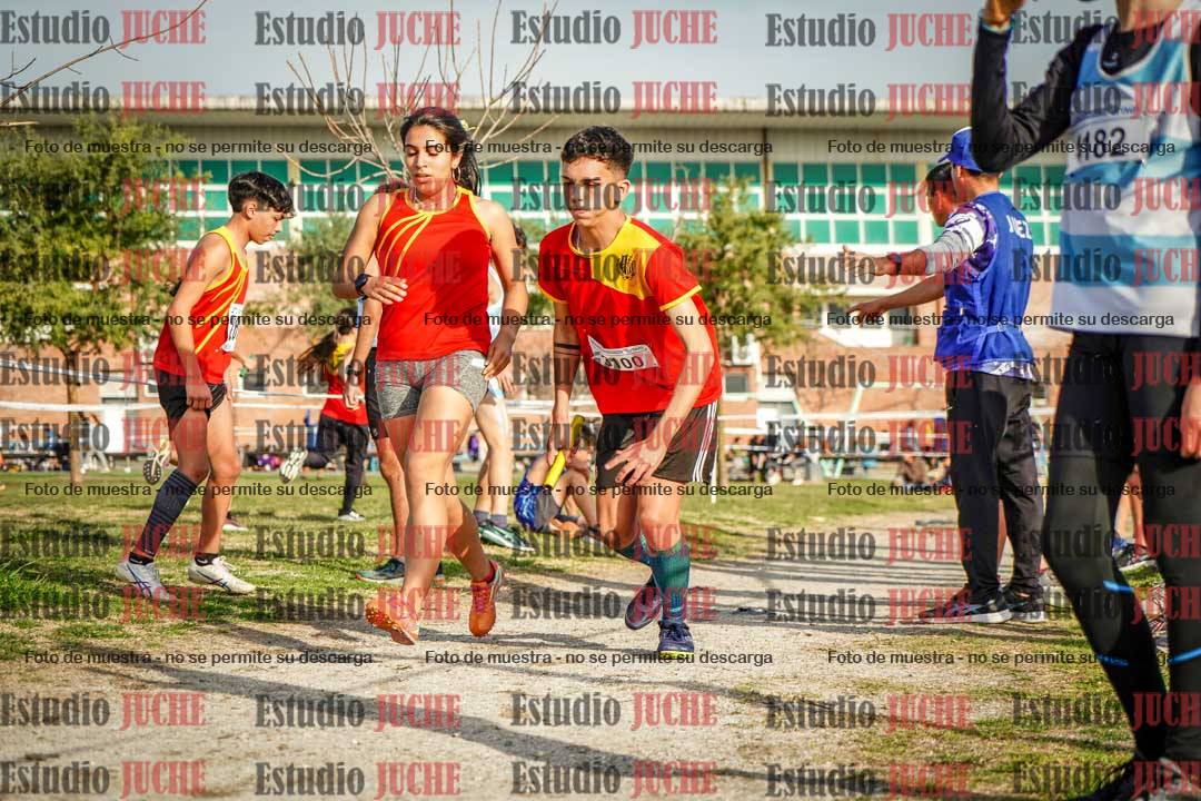 Fotos en el tercer relevo (3000 m de carrera)