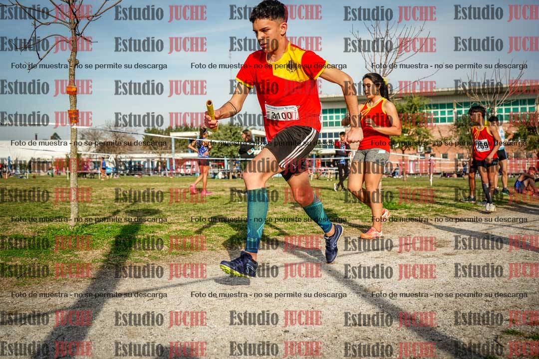 Fotos en el tercer relevo (3000 m de carrera)