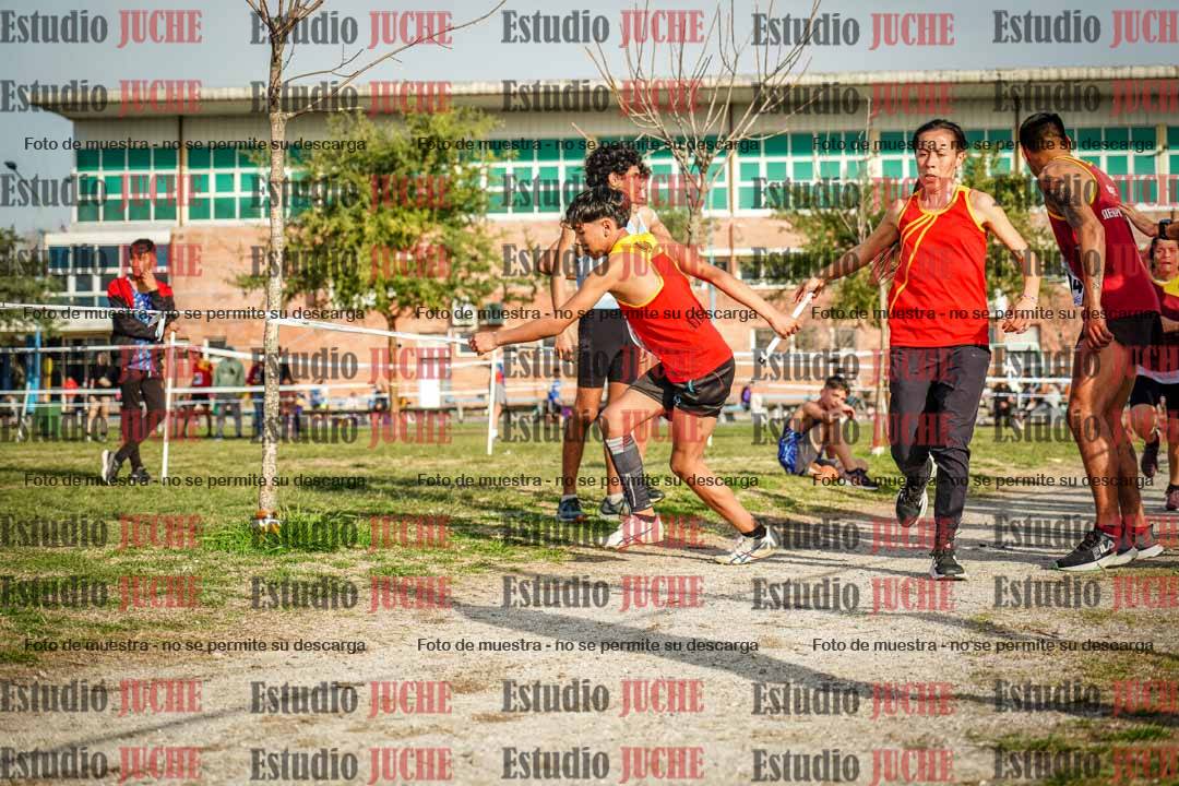 Fotos en el tercer relevo (3000 m de carrera)