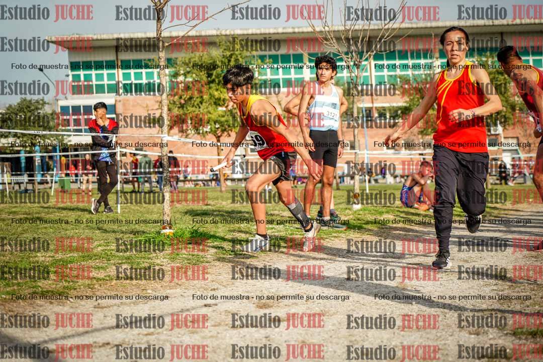 Fotos en el tercer relevo (3000 m de carrera)