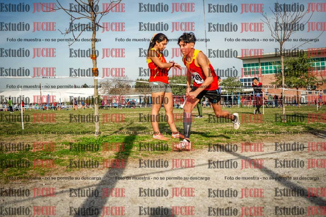 Fotos en el tercer relevo (3000 m de carrera)