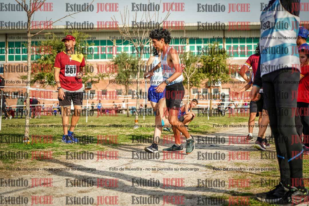 Fotos en el tercer relevo (3000 m de carrera)