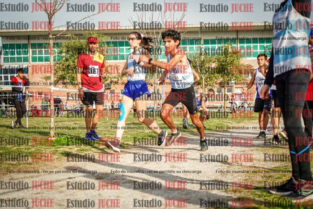 Fotos en el tercer relevo (3000 m de carrera)