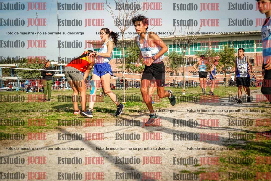 Fotos en el tercer relevo (3000 m de carrera)