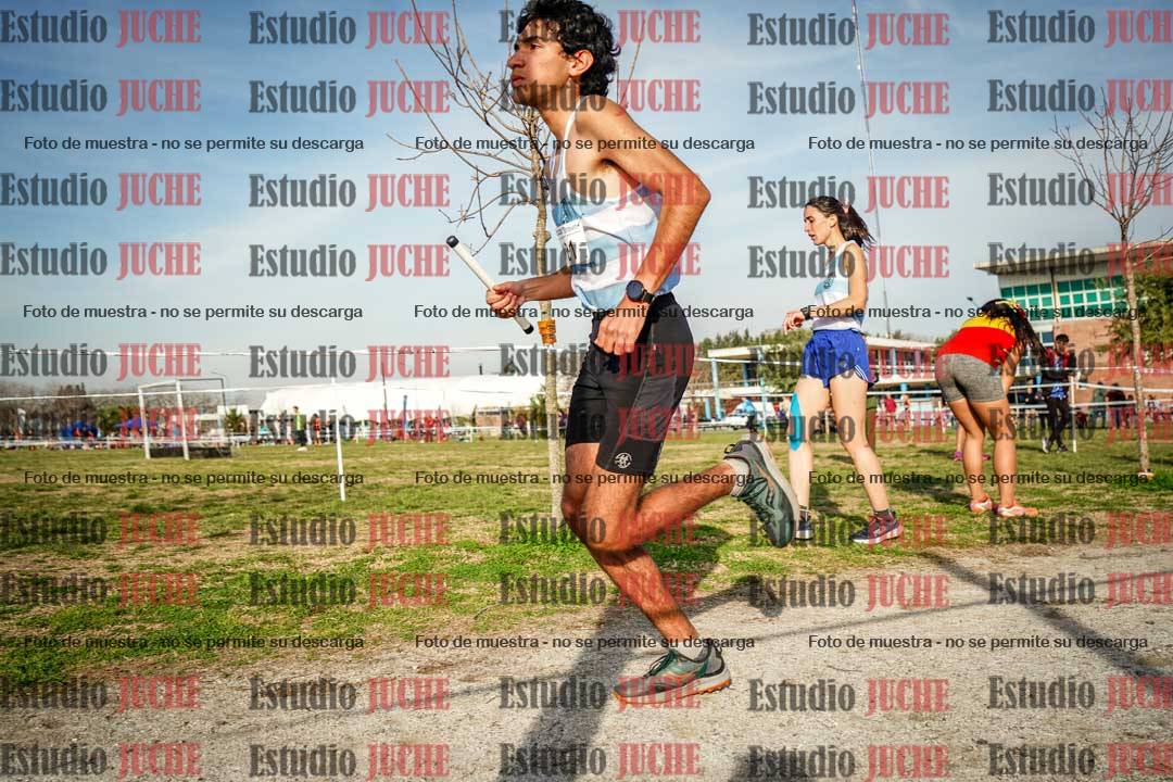 Fotos en el tercer relevo (3000 m de carrera)