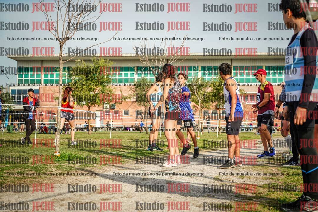 Fotos en el tercer relevo (3000 m de carrera)