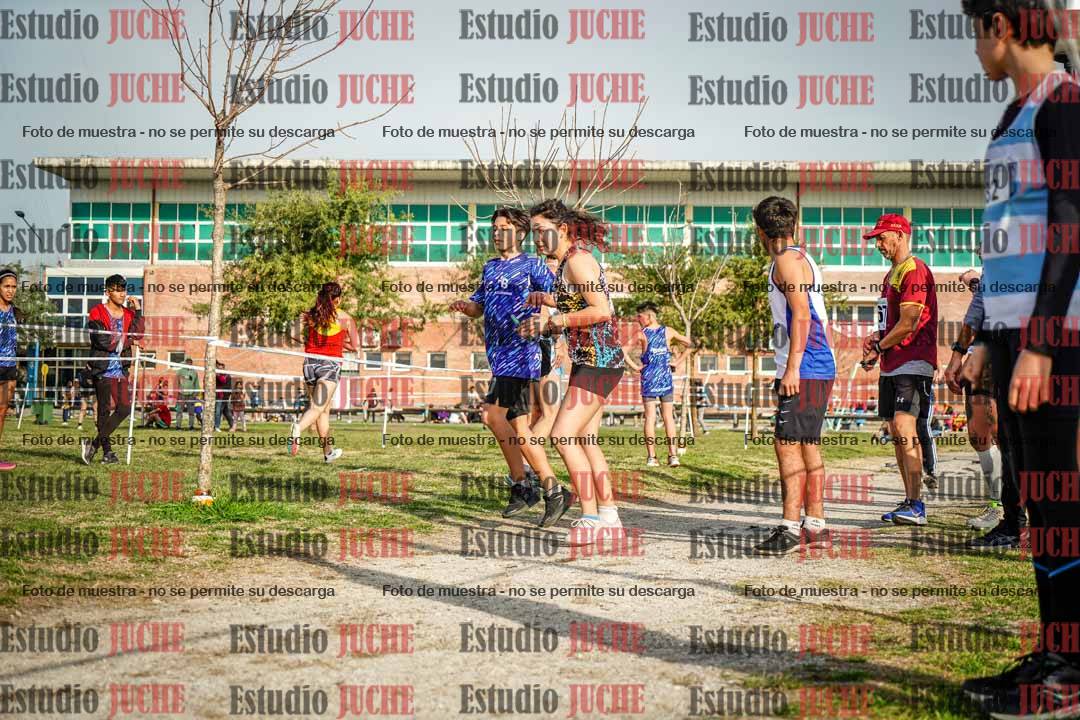 Fotos en el tercer relevo (3000 m de carrera)