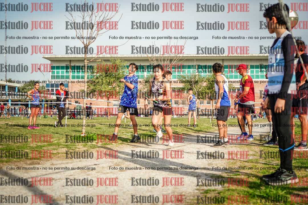 Fotos en el tercer relevo (3000 m de carrera)