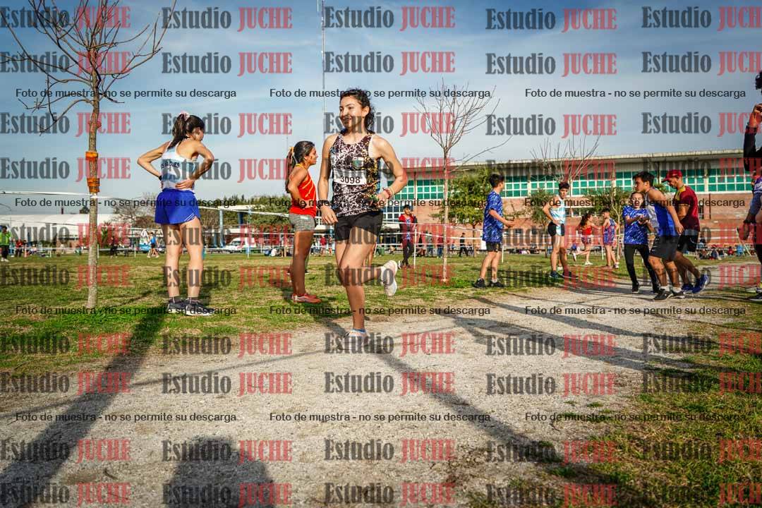 Fotos en el tercer relevo (3000 m de carrera)
