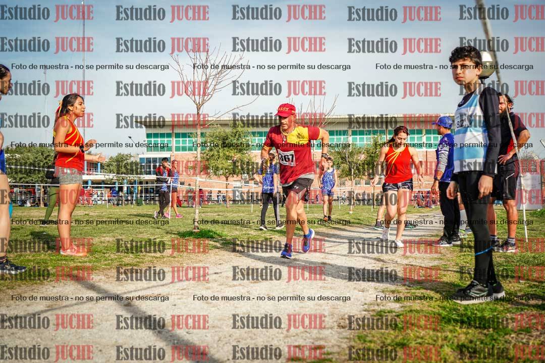 Fotos en el tercer relevo (3000 m de carrera)