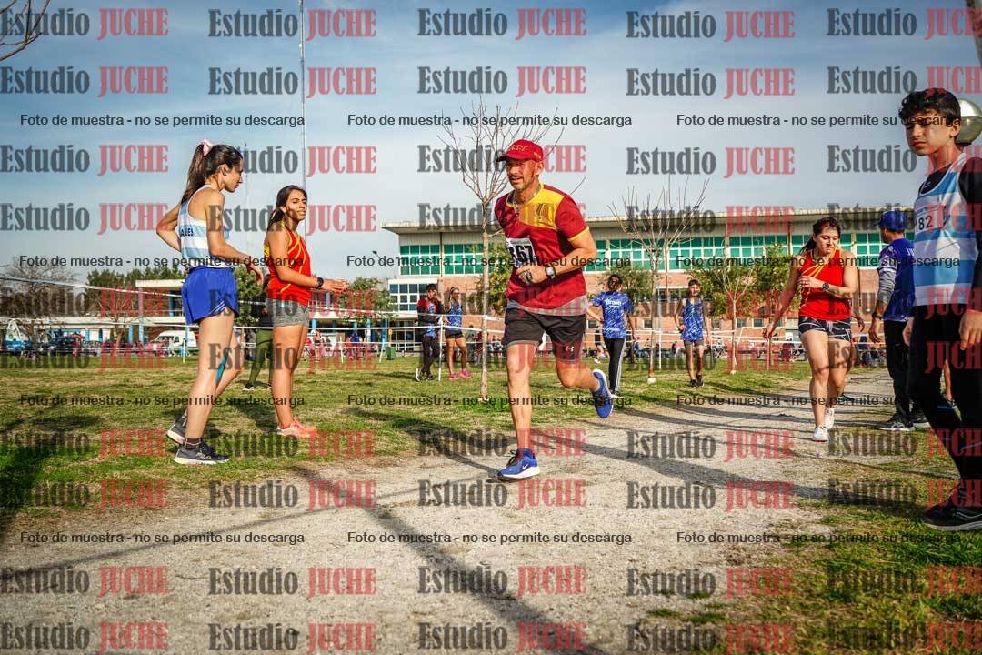 Fotos en el tercer relevo (3000 m de carrera)