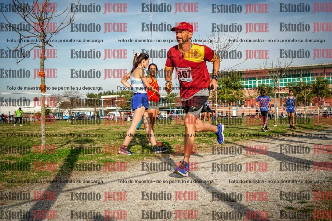 Fotos en el tercer relevo (3000 m de carrera)