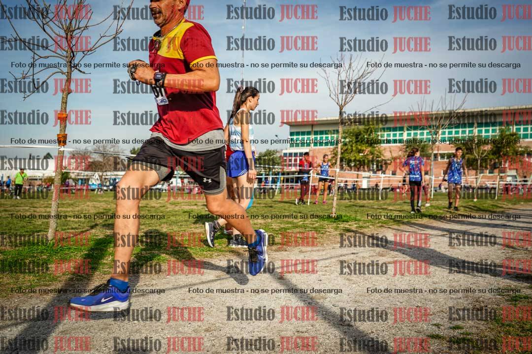 Fotos en el tercer relevo (3000 m de carrera)