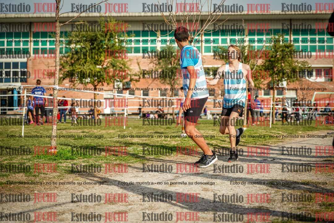 Fotos en el tercer relevo (3000 m de carrera)