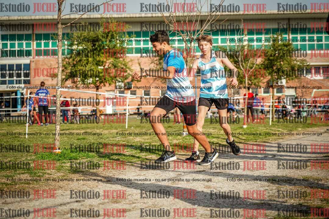 Fotos en el tercer relevo (3000 m de carrera)