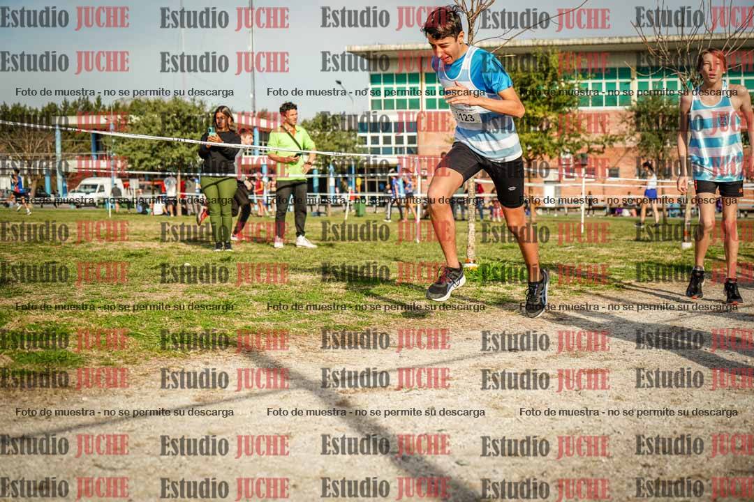Fotos en el tercer relevo (3000 m de carrera)