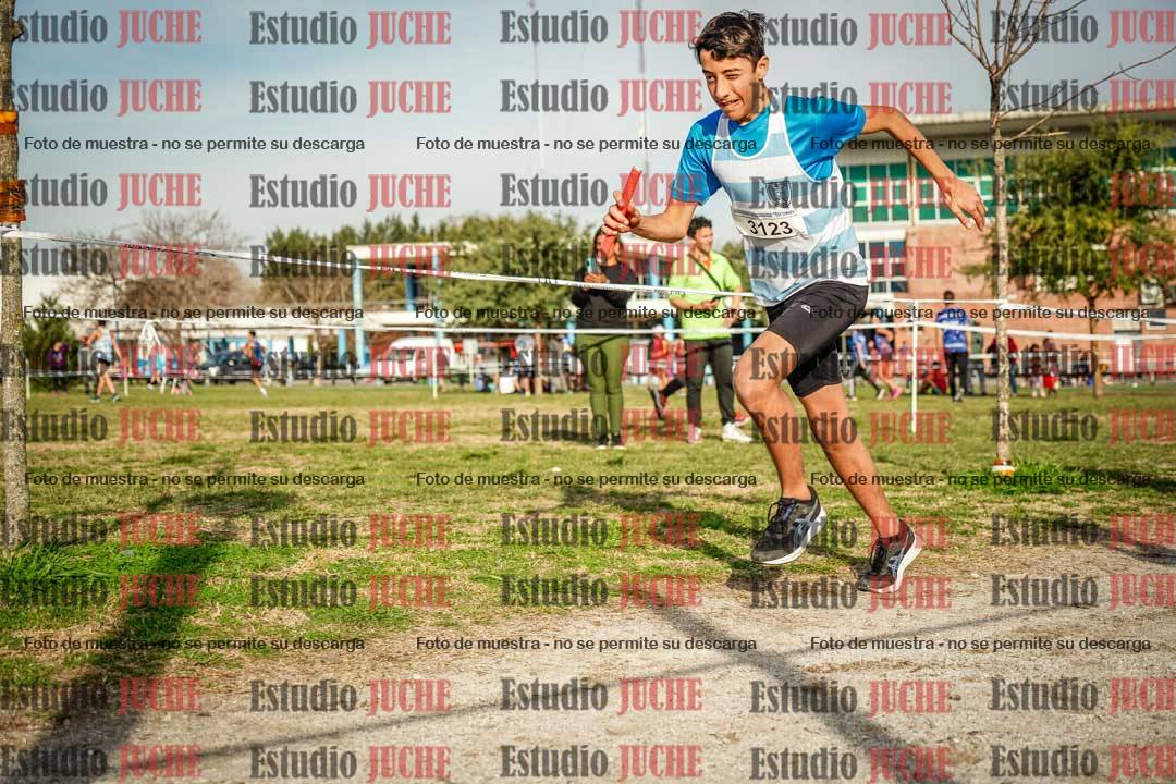 Fotos en el tercer relevo (3000 m de carrera)