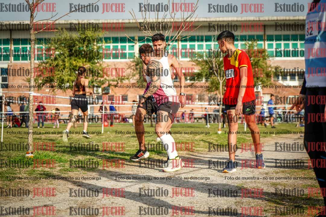 Fotos en el tercer relevo (3000 m de carrera)
